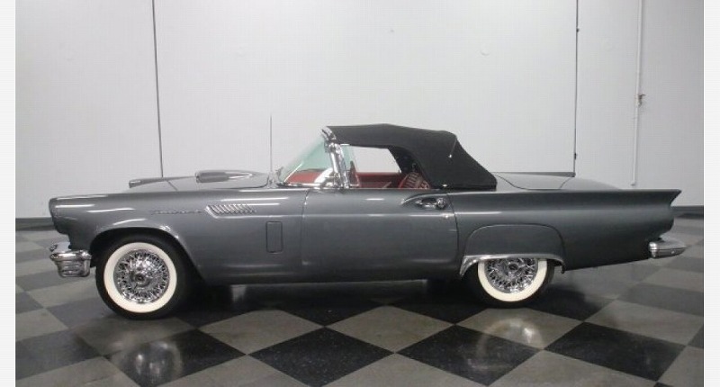1957y Ford Thunderbird