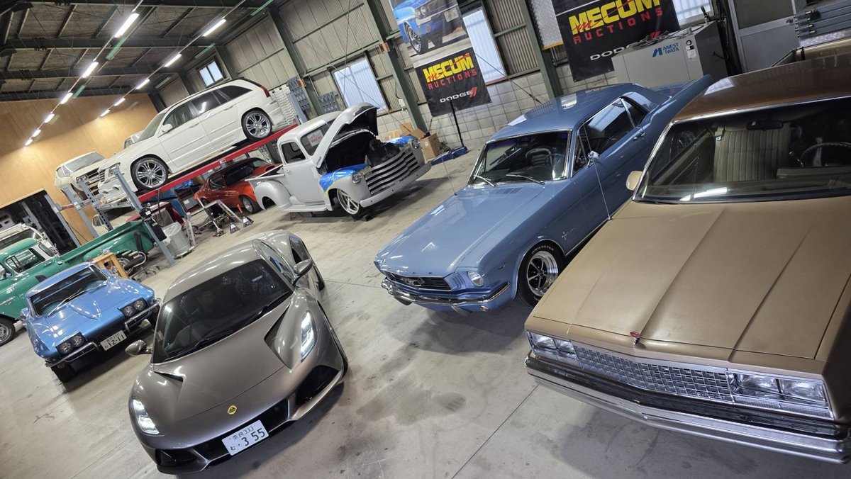 自社整備工場(整備中の車両・リフト)