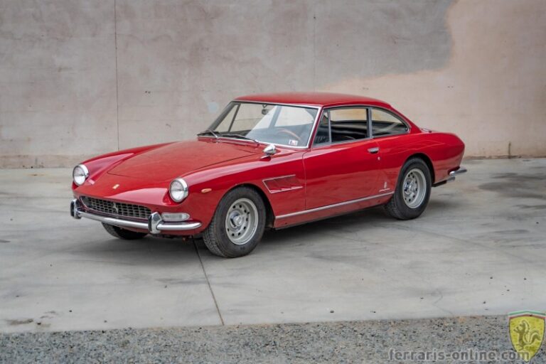 1967 フェラーリ 330 GT 2+2